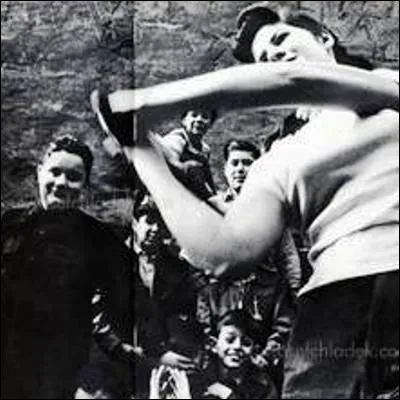 Quel artiste multidisciplinaire, réalisateur du film "Qui êtes-vous, Polly Maggoo ?", a publié le livre de photographies "Life Is Good and Good For You in New York" en 1956 ?