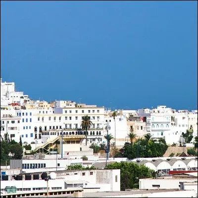 Quelle ville marocaine se trouve près du détroit de Gibraltar, à 14 kilomètres des côtes espagnols ?