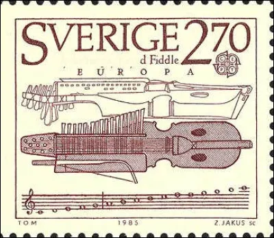 Suède (2) > Le "nyckelharpa" est un instrument de musique traditionnel à cordes frottées (archet) d'origine suédoise. Bien que moyenâgeux, il est d'une facture assez complexe. Comment le nomme-t-on en français ?