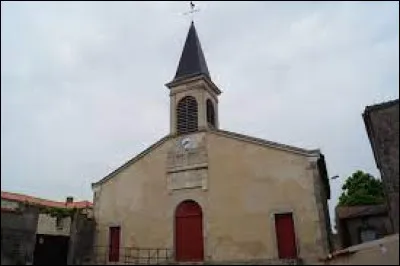 Voici l'église Saint-Benoît, à Rochetrejoux. Village Vendéen, il se situe en région ...