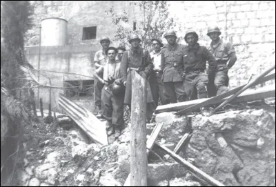 En 1940 durant la bataille du Pont Saint-Louis non loin de Menton, combien de temps les neufs soldats défendant la casemate ont-ils tenu, face au 15e Corps d'Armée italien ?