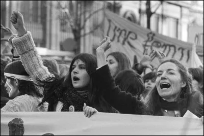 Quelle pratique, changeant le quotidien des femmes, est instaurée et légalisée par une loi votée à l'Assemblée nationale en 1975 ?