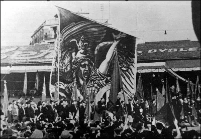 Au cours de quelle année le Front populaire, notamment composé de socialistes et de communistes, bat-il la droite lors des élections législatives ?