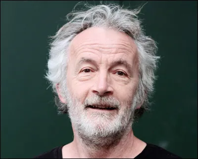 Qui est cet humoriste, auteur de cette citation subtile : ''Un père qui porte le manteau de son fils est-il un bon "patère" ?