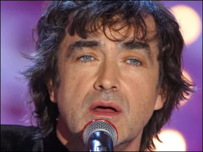 Qui est ce chanteur, auteur de l'album intitulé ''Le Manteau de pluie'' ?