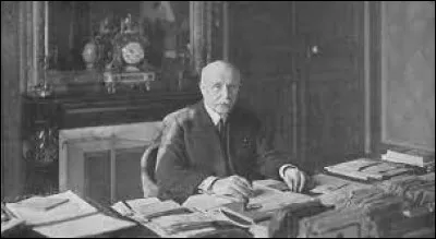 Le 17 le maréchal Pétain s'adresse aux Français et annonce qu'il faut "cesser le combat" : c'était le 17 ...