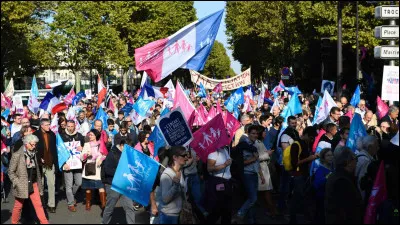 Ce 17 mai, la loi "Mariage pour tous" adoptée au Parlement le 23 avril et ouvrant le mariage aux couples de personnes de même sexe a été promulguée : c'était en ...