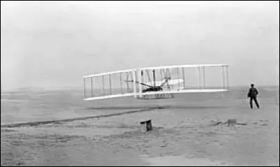 Ce 17 décembre, avec leur appareil le "Flyer", les frères Wright effectuent les premiers vols motorisés (en ligne droite) et inaugurent l'histoire de l'aviation : c'était en ...