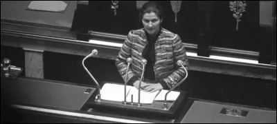 La loi relative à l'IVG, dite loi Veil, dépénalisant l'avortement en France, après avoir été adoptée par l'Assemblée, est promulguée ce 17 janvier ...