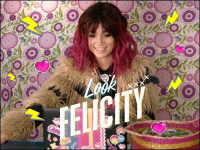 Comment Nina a-t-elle révélé à tout le monde son identité de Felicity For Now ?