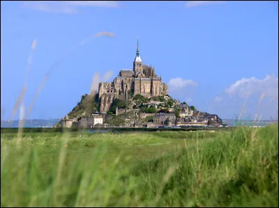 Sous quel évêché la construction du Mont-Saint-Michel fut-elle ordonnée entre 708 et 710 alors que la région portait encore le nom de Neustrie ?