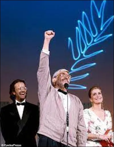 Quel réalisateur, lauréat de la Palme d'or à Cannes en 1987 avec son film ''Sous le soleil de Satan'' répond à la foule qui le hue : ''Si vous ne m'aimez pas, je peux vous dire que je ne vous aime pas non plus'' ?