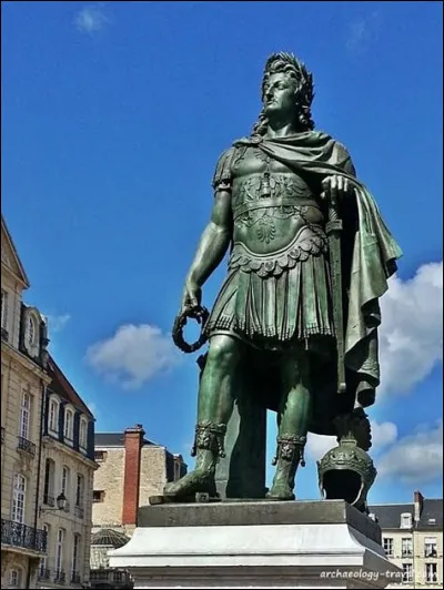Sur la photo, qui est représenté en César sur une place du centre de Caen ?