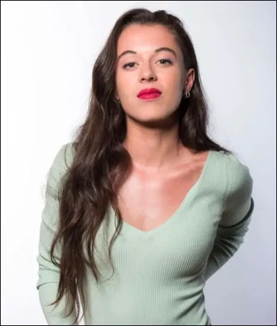 Qui interprète le rôle de Sara Raynaud ?