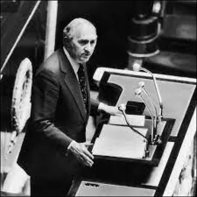 La loi Neuwirth, autorisant lusage des contraceptifs, a été adoptée par l'Assemblée nationale et le Sénat le 19 décembre ...