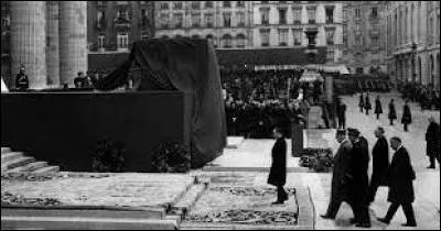 Un discours célèbre d'André Malraux accompagne le transfert des cendres de Jean Moulin au Panthéon, le 19 décembre ...