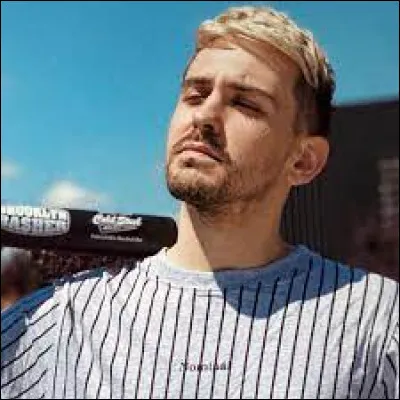 Millionnaire - Joyca 

''Faut que j'augmente le loyer de mes locataires
J'change de _____ sept fois dans l'année
Ça m'fait mal au dos, l'important c'est la santé
J'partirais loin si seulement je pouvais
Mais y a plus de kérosène dans le jet privé''