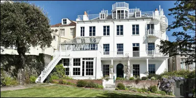 Sur quelle île s'est exilé Victor Hugo pendant près de 20 ans ?