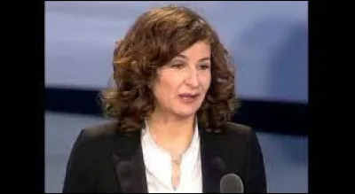 En quelle année les Victoires de la Musique lui décerne-t-elles le titre d'humoriste de l'année ?