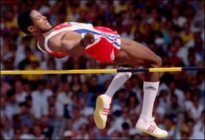 De quand date le record du monde du saut en hauteur masculin, qui s'établit à 2,45 mètres ?