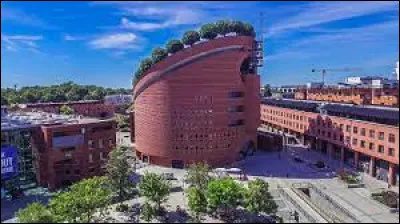 Dans quelle ville se situe la seule cathédrale bâtie au XXe siècle en France ?