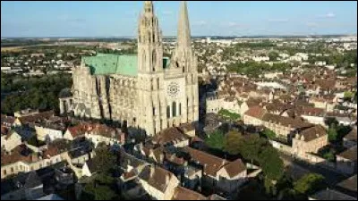 Dans quelle ville française se trouve cette célèbre cathédrale ?