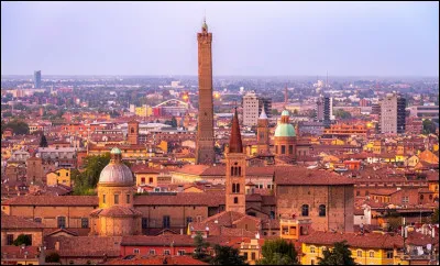 Cette région d'Italie du Nord s'étend entre la plaine Pô et les Apennins ; elle compte 4,4 millions d'habitants et sa capitale est Bologne :