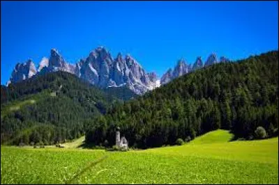 Cette région montagneuse, s'étendant sur les Dolomites et dont la population est en partie germanophone, est la plus septentrionale du pays :