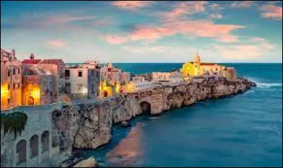 Cette région située au sud est de la péninsule et correspondant au "talon" de la "botte", possède un long littoral baigné par l'Adriatique et la mer Ionienne ; sa capitale est Bari :