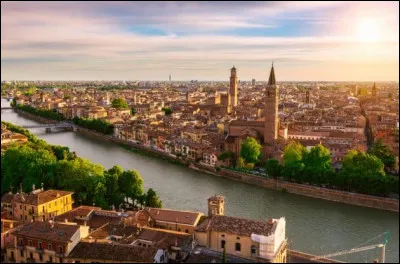 Située dans le nord est, s'étendant des Alpes à l'Adriatique, c'est la 5e région la plus peuplée du pays :