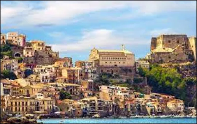 Cette région du sud forme une petite péninsule distincte au sein de la grande péninsule italienne, constituant la pointe de la botte. Elle est bordée à l'ouest par la mer Tyrrhénienne, à l'est par la mer Ionienne, au nord-est par le golfe de Tarente et au sud-ouest par le détroit de Messine qui la sépare de la Sicile ; son chef-lieu est Catanzaro :