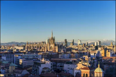 C'est la plus peuplée des régions avec 10 millions d'habitants ; sa capitale est Milan :
