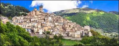 Cette région montagneuse culminant au Gran Sasso à 2912 mètres et bordée par l'Adriatique, se situe aux limites de l'Italie centrale et de l'Italie du sud ; sa capitale est L'Aquila :