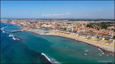 Située en Italie centrale, c'est la deuxième région par la population avec 5,9 millions d'habitants ; Rome est sa capitale :