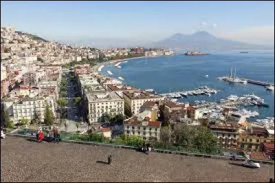 Cette région d'Italie méridionale est bordée par la mer Tyrrhénienne et dominée par le Vésuve ; c'est la troisième région par la population et la première par sa densité avec 429 hab. au km²; sa capitale est Naples :