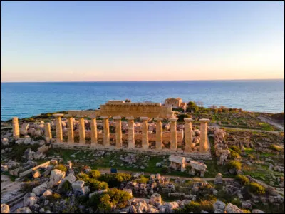 Bordée par la mer Tyrrhénienne, la mer Ionienne et le canal de Sicile, c'est la plus vaste des régions italiennes et l'une des plus peuplées avec 5 millions d'habitants :