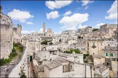 Cette région du sud, entourée par la Calabre, les Pouilles et la Campanie et possédant deux petites façades maritimes, est la 3e la moins peuplée ; son chef-lieu est Potenza :