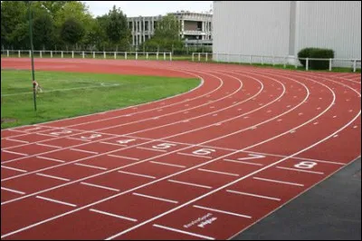 Quelle est la longueur officielle d'une piste d'athlétisme ?