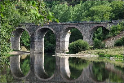 Laquelle de ces forêts est traversée par l'ancienne ligne de chemin de fer Caen - Flers ?