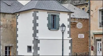 Dans quelle ville normande est située la plus petite maison de France ?