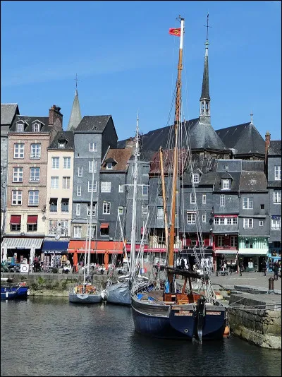 Quel matériau a été majoritairement utilisé pour la construction de l'église Sainte-Catherine de Honfleur ?