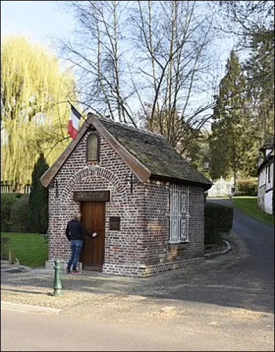 Dans quel village normand est située la plus petite mairie de France ?