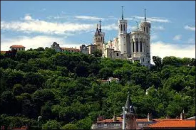Que trouve-t-on sur la colline de Fourvière ?