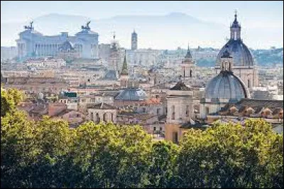 Quelle ville d'Italie est surnommée la "Ville aux sept collines" ?