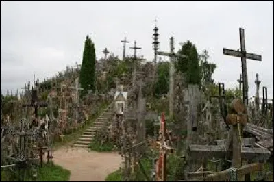 Où se trouve la colline des Croix que l'on voit sur cette photographie ?