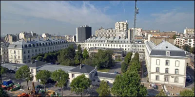 Quel surnom aquatique le grand public a-t-il donné au siège de la Direction générale de la Sécurité extérieure ?