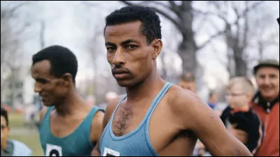 Quel fait a marqu&eacute; la victoire de Abebe Bikila, lors du marathon aux Jeux de Rome en 1960 ?
