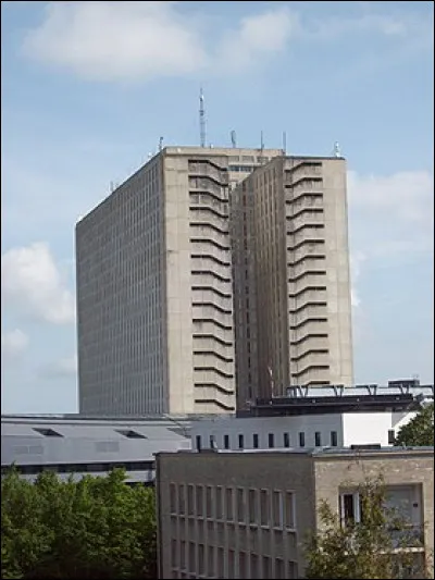 En quelle année est prévue la destruction de la grande tour du CHU de Caen ?