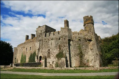 Dans quelle commune normande est située cette forteresse médiévale ?