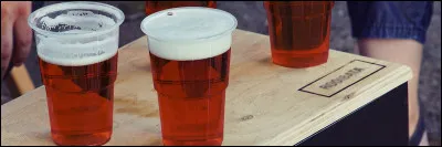 Dans quelle ville normande a été inventé le célèbre cocktail "L'Embuscade" ?